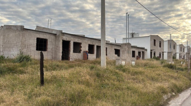 Kicillof se hace cargo de 36 viviendas frenadas en Bahía Blanca por recortes de Nación 