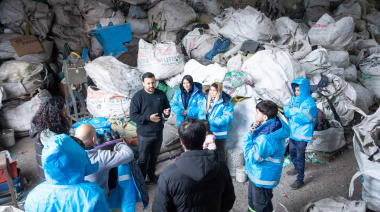 Santalla entregó indumentaria a una cooperativa de reciclado en Avellaneda y alertó por la caída del trabajo