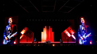 En medio de la fiebre mundialista, Soda Stereo ECOS deslumbró con su brillo el Times Square