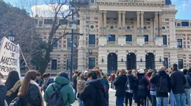 Docentes llevaron una olla popular a la Gobernación y exigen una mejora salarial urgente