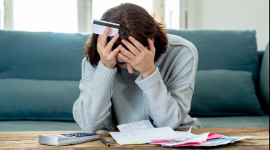 Endeudamiento récord: 9 de cada 10 estatales tiene deudas y más de la mitad trabaja en dos empleos
