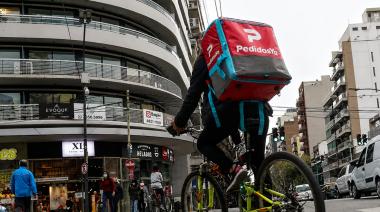 Repartidores de apps: 350 mil trabajadores bajo el control del algoritmo y atrapados por las deudas