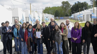 Kicillof entregó 145 casas a mujeres víctimas de violencia de género en La Plata: "Es reconocer derechos"