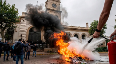 San Pedro al rojo vivo: protesta, gomas quemadas y cruce con concejales por descuentos de hasta $300 mil a municipales