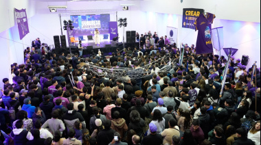 Pareja reunió a más de mil jóvenes libertarios en Morón y los arengó de cara a 2027