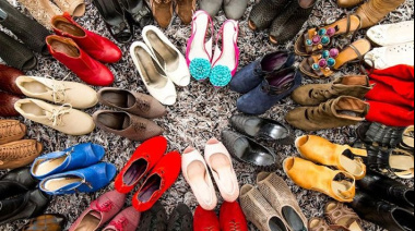 Con 1.000 pares de zapatos regalados en Plaza de Mayo, los fabricantes denunciaron la crisis del calzado