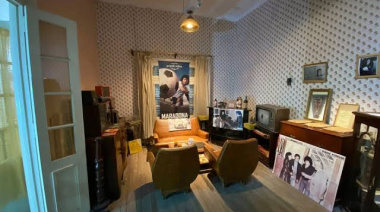 En 1978, Diego Maradona recibió una casa en La Paternal para vivir con su familia: fue una fábrica de carteras, la compraron por 100.000 dólares y hoy es un museo con más de 3000 reliquias