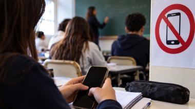 Es ley: Buenos Aires regula el uso de celulares en las escuelas primarias y secundarias