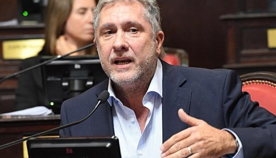 José Luis Pallares la presentó la “Ley de prohibición de plásticos de