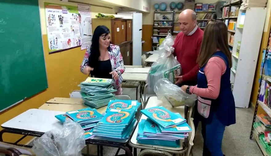 Nicolás Russo entregó más de 600 libros en escuelas de Lanús