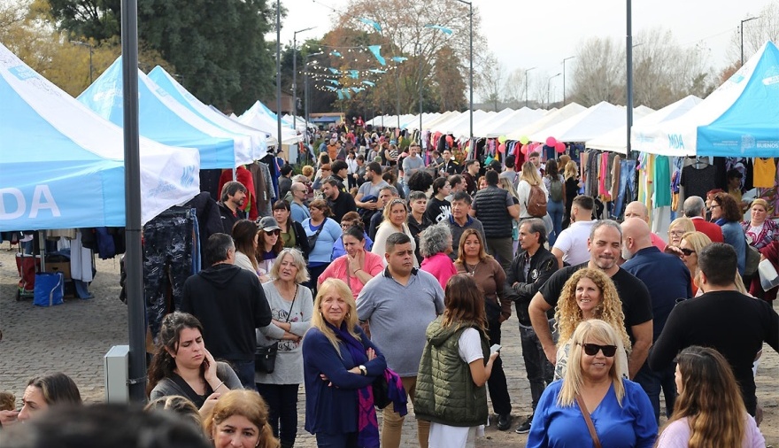 La Plata: Alak inauguró un paseo de compras con exvendedores de distintas plazas