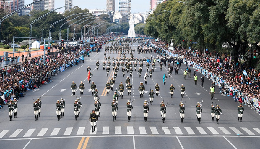 Comenzó el desfile militar por el Día de la Independencia - Infomiba