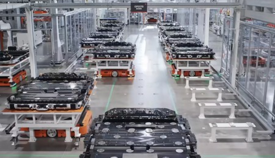 La impresionante fábrica de Xiaomi: produce un celular por segundo y funciona las 24 horas del día sin trabajadores y en completa oscuridad