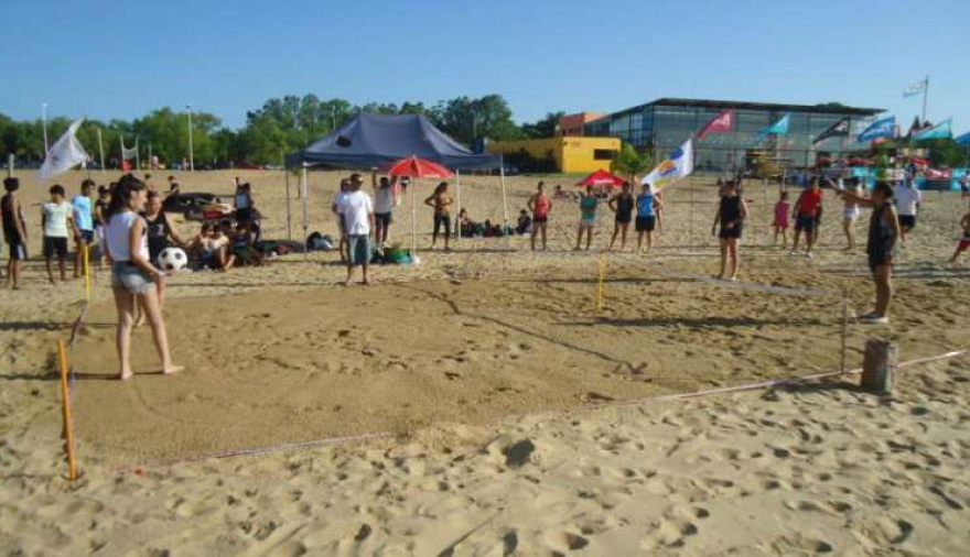 Ni fútbol-tenis ni tejo: el nuevo juego de verano que combina la destreza del fútbol y la dinámica del vóley en la playa