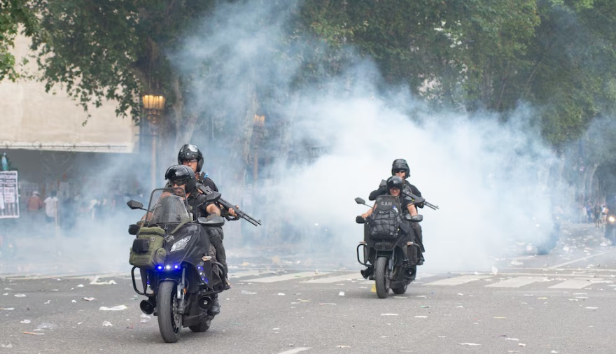 Tensión y represión frente al Congreso en la protesta contra la reforma laboral