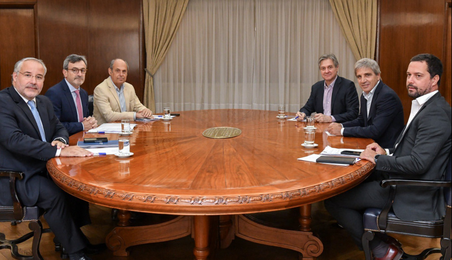 Caputo se reunió con la UIA y analizó la reforma laboral