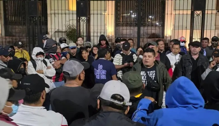 Reclamo salarial policial en Jujuy: incidentes frente a la Casa de Gobierno