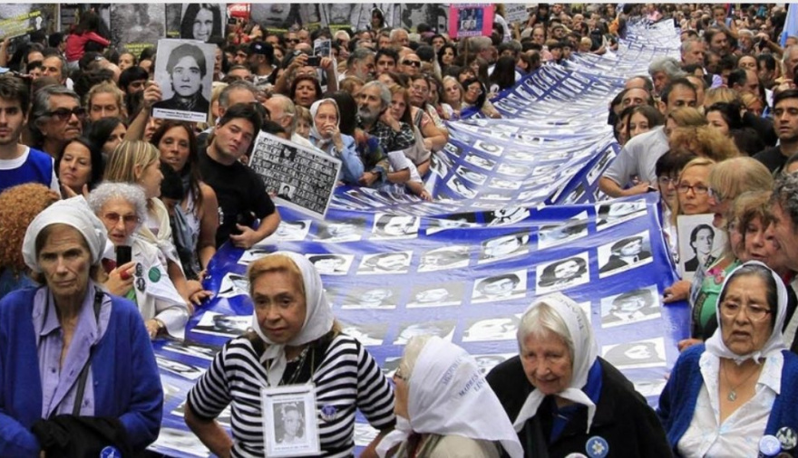Libertarios rechazan homenajes a Abuelas y reavivan la disputa por la memoria en concejos bonaerenses