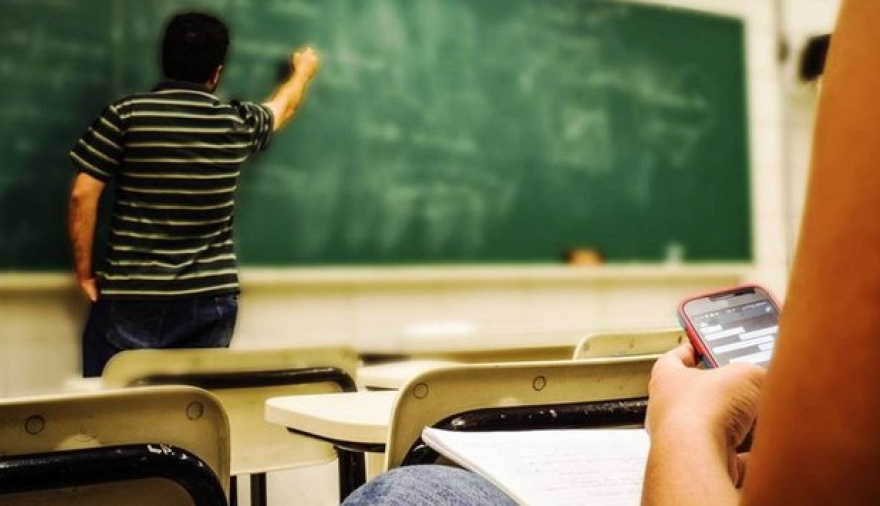 Celulares en el aula: promueven prohibirlos en secundarias bonaerenses