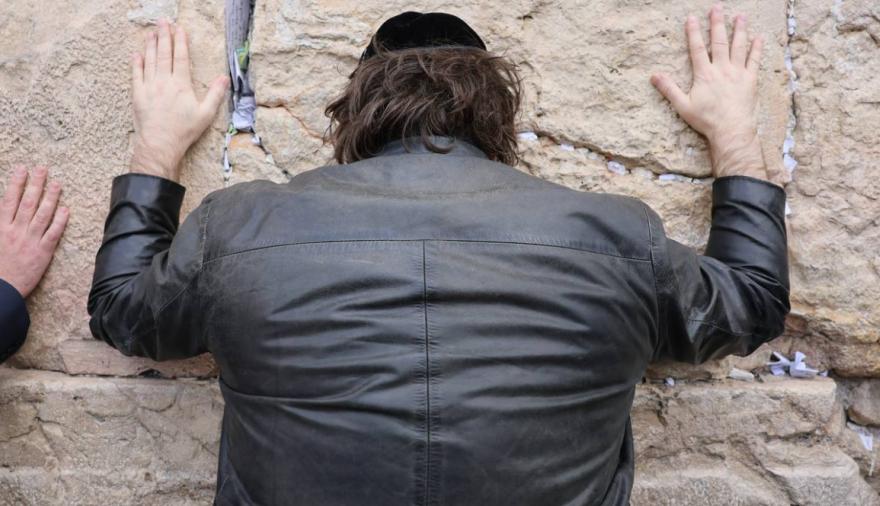 Milei llegó a Israel y comenzó su gira con una visita al Muro de los Lamentos