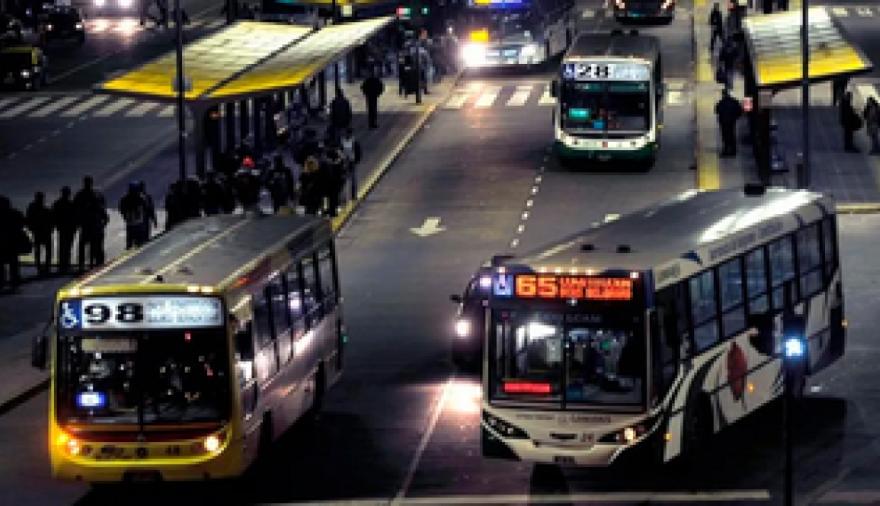 Reclaman explicaciones a Kicillof por subsidios al transporte y crece la tensión por deudas con empresas