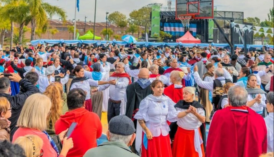 Los intendentes bonaerenses encabezaron actos por el 25 de Mayo con llamados a la unidad y al desarrollo