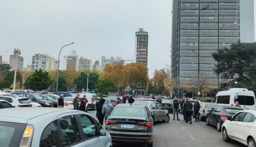 Choferes de aplicaciones abrieron una mesa de diálogo con la Municipalidad de La Plata tras una caravana de protesta
