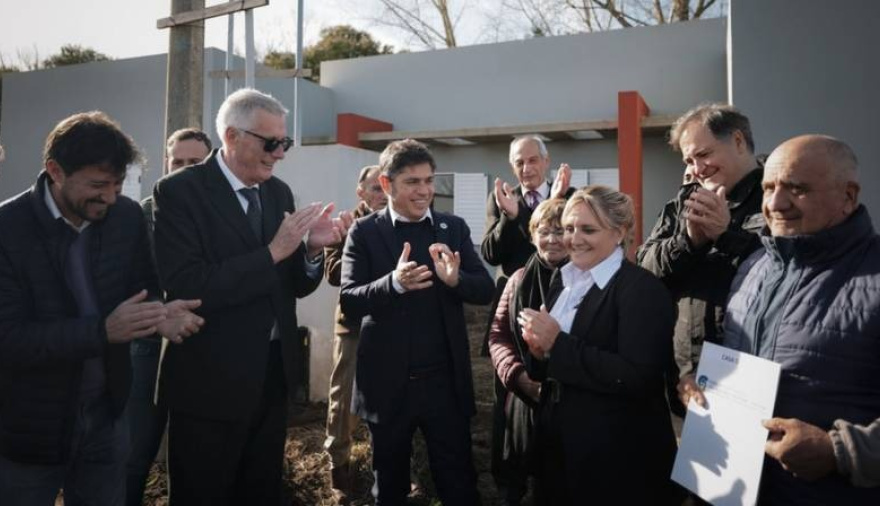 Kicillof desplegó agenda en el interior bonaerense: escrituras, viviendas y críticas al parate de obra nacional