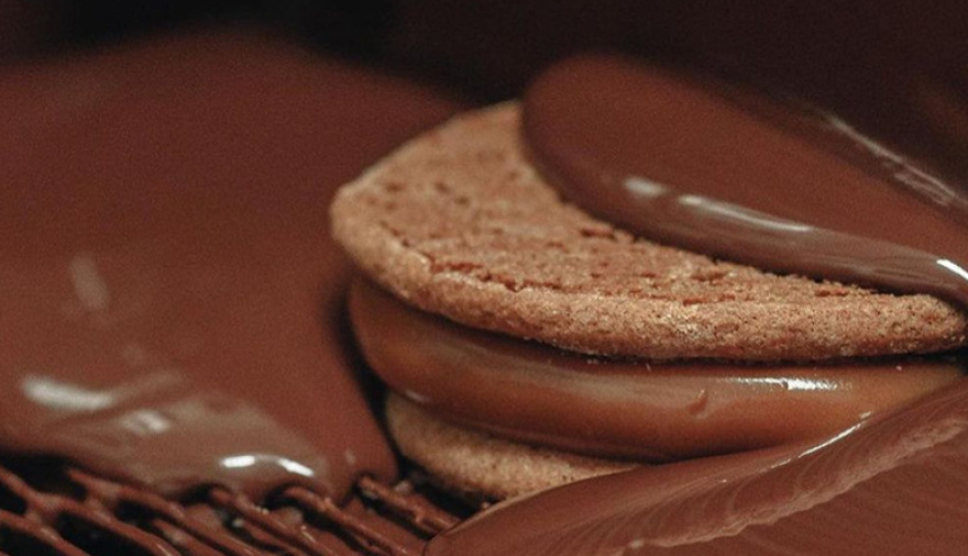 El alfajor marplatense que pesa casi el doble que los clásicos: la historia de Malfatti, el “gigante” dulce que nació en el puerto