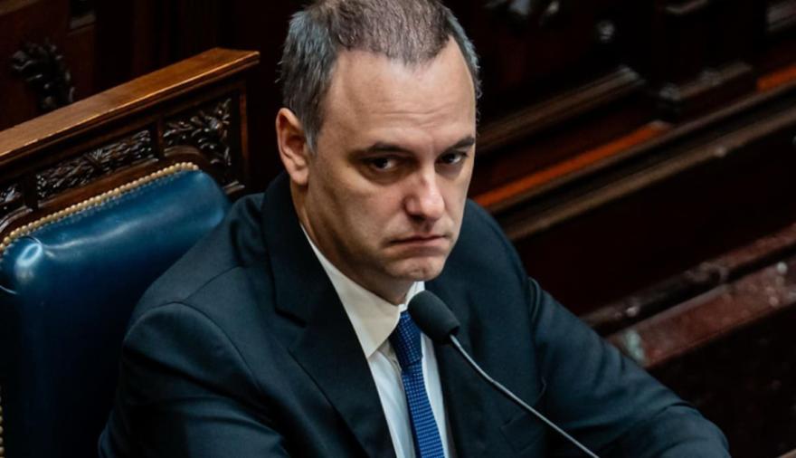Zurro cruzó a Adorni y al Senado por la quita de Zona Fría: “Le hacen caso al cascada chorro”