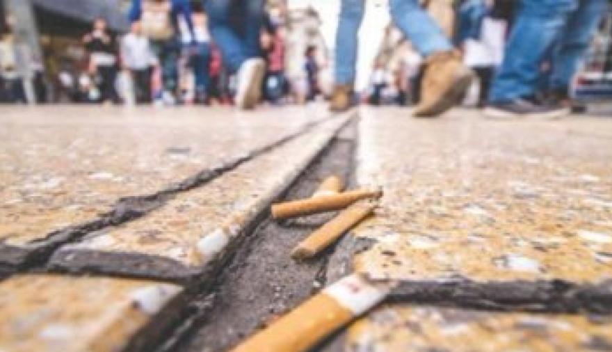 Presentan un proyecto para prohibir fumar en espacios recreativos al aire libre