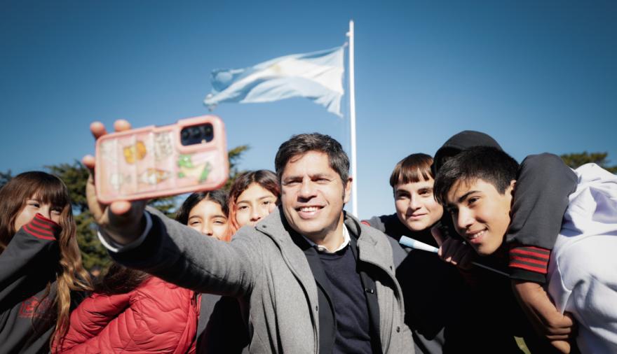 “El Estado presente permite construir futuro”: Kicillof encabezó un acto de bandera en Laprida