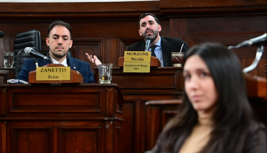 Sin celulares en el recinto: proyecto en La Plata busca que los concejales presten más atención en las sesiones