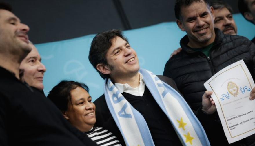Kicillof llevó la agenda provincial a Salto con obras de energía, educación y vivienda