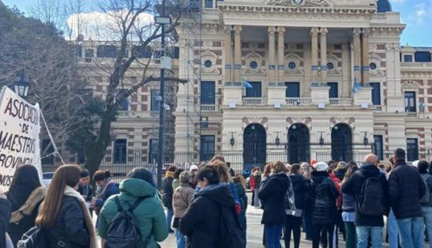 Docentes llevaron una olla popular a la Gobernación y exigen una mejora salarial urgente