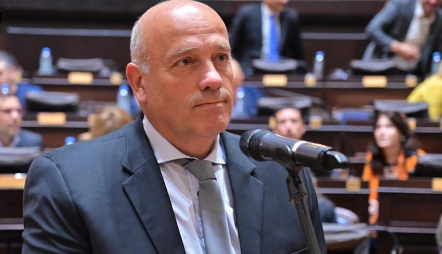 De Leo reclamó explicaciones por el paso del HMS Medway por aguas argentinas
