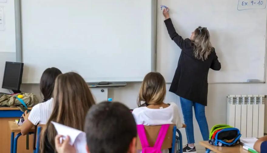Buscan eliminar el límite de edad para que docentes puedan titularizar después de los 50 años