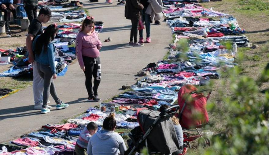 El trueque vuelve al Conurbano: familias cambian ropa y servicios por comida