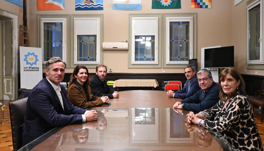 Intendentes del PJ bonaerense llevaron al Congreso el reclamo por la ley de desendeudamiento familiar