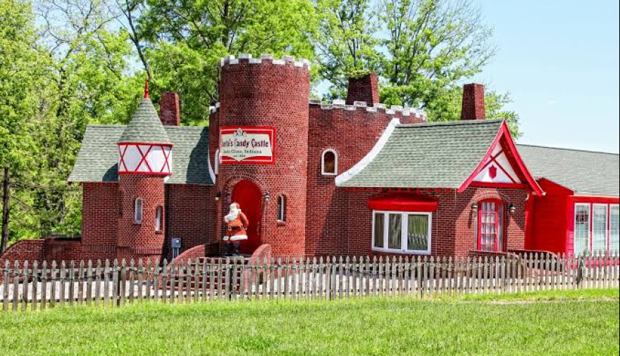 Tiene un museo dedicado a Papá Noel, una oficina postal de 1856 y una estatua de 7 metros: así es el pueblito más navideño del mundo