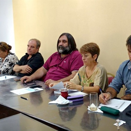 Docentes y empleados estatales realizan paro provincial y movilización