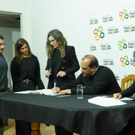 “Es un paso más”: Recoulat firmó escrituras de inmuebles y resaltó el trabajo de la Provincia