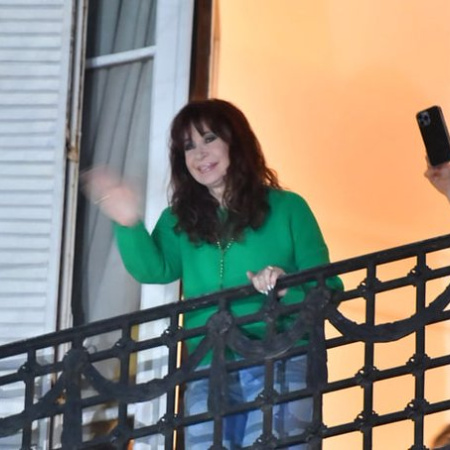 Tras la aclaración judicial, Cristina Kirchner volvió a salir al balcón de su departamento