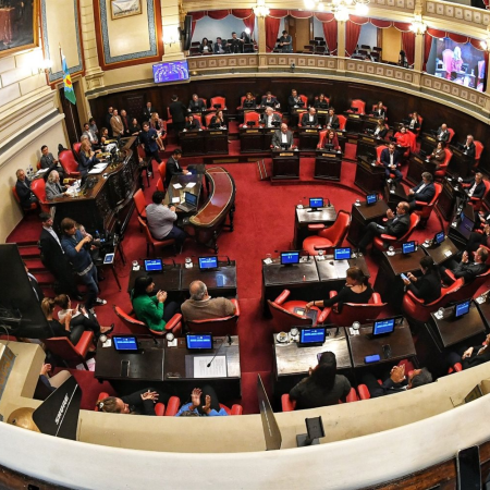 Con desempate de Magario, el  Senado aprobó las reelecciones indefinidas