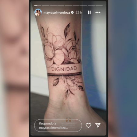 Mayra Mendoza se tatuó una tobillera con la palabra "dignidad" en respaldo a Cristina Kirchner