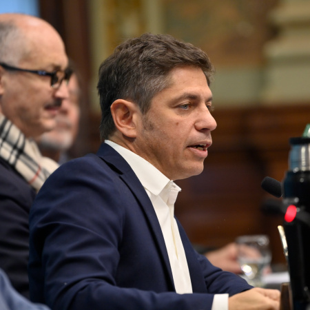 En franco contraste con Milei, Kicillof lanzó un spot centrado en la obra pública bonaerense