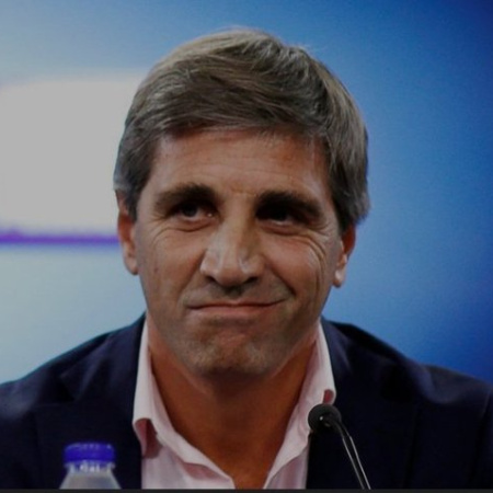 Caputo descargó la culpa en los bancos por el dólar y defendió su plan