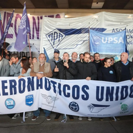 Denuncian contrataciones millonarias de militantes libertarios en la ANAC