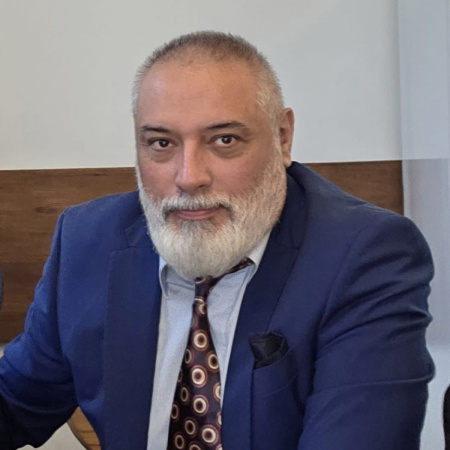 Peretta contra los FarmGolliats:  denuncian abusos mediáticos contra el farmacéutico