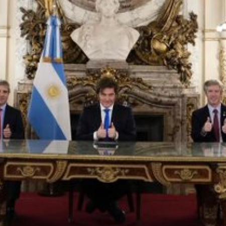 Del “super mega giga discurso” al “delirio cósmico”: así se partió la política tras la cadena de Milei